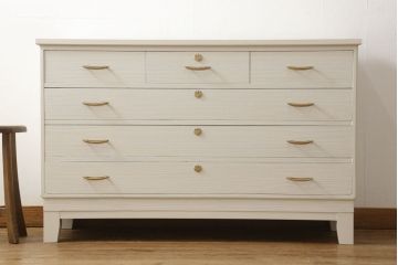 桐箪笥の下段をチェストにリメイク!ヒノキ材の天板と脚を取り付け、全体をアンティークホワイトでペイント仕上げ。上段引き戸の蝶の飾りは木枠を作製し壁掛けに。