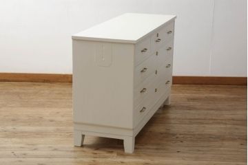 桐箪笥の下段をチェストにリメイク!ヒノキ材の天板と脚を取り付け、全体をアンティークホワイトでペイント仕上げ。上段引き戸の蝶の飾りは木枠を作製し壁掛けに。