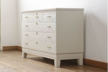 桐箪笥の下段をチェストにリメイク!ヒノキ材の天板と脚を取り付け、全体をアンティークホワイトでペイント仕上げ。上段引き戸の蝶の飾りは木枠を作製し壁掛けに。