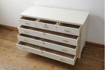 桐箪笥の下段をチェストにリメイク!ヒノキ材の天板と脚を取り付け、全体をアンティークホワイトでペイント仕上げ。上段引き戸の蝶の飾りは木枠を作製し壁掛けに。