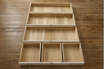 桐箪笥の下段をチェストにリメイク!ヒノキ材の天板と脚を取り付け、全体をアンティークホワイトでペイント仕上げ。上段引き戸の蝶の飾りは木枠を作製し壁掛けに。