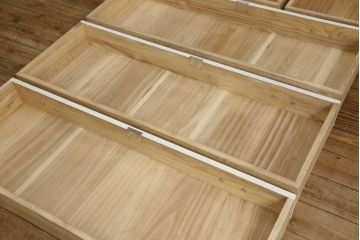 桐箪笥の下段をチェストにリメイク!ヒノキ材の天板と脚を取り付け、全体をアンティークホワイトでペイント仕上げ。上段引き戸の蝶の飾りは木枠を作製し壁掛けに。