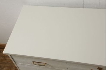 桐箪笥の下段をチェストにリメイク!ヒノキ材の天板と脚を取り付け、全体をアンティークホワイトでペイント仕上げ。上段引き戸の蝶の飾りは木枠を作製し壁掛けに。