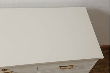 桐箪笥の下段をチェストにリメイク!ヒノキ材の天板と脚を取り付け、全体をアンティークホワイトでペイント仕上げ。上段引き戸の蝶の飾りは木枠を作製し壁掛けに。