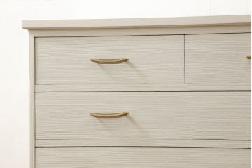 桐箪笥の下段をチェストにリメイク!ヒノキ材の天板と脚を取り付け、全体をアンティークホワイトでペイント仕上げ。上段引き戸の蝶の飾りは木枠を作製し壁掛けに。