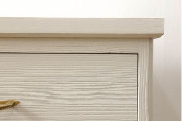 桐箪笥の下段をチェストにリメイク!ヒノキ材の天板と脚を取り付け、全体をアンティークホワイトでペイント仕上げ。上段引き戸の蝶の飾りは木枠を作製し壁掛けに。