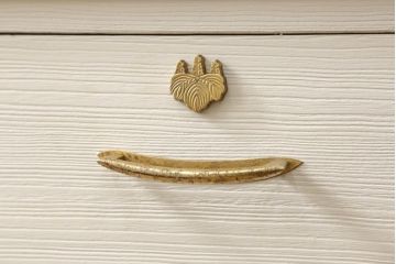 桐箪笥の下段をチェストにリメイク!ヒノキ材の天板と脚を取り付け、全体をアンティークホワイトでペイント仕上げ。上段引き戸の蝶の飾りは木枠を作製し壁掛けに。