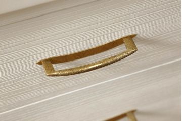 桐箪笥の下段をチェストにリメイク!ヒノキ材の天板と脚を取り付け、全体をアンティークホワイトでペイント仕上げ。上段引き戸の蝶の飾りは木枠を作製し壁掛けに。