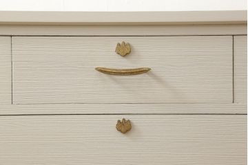 桐箪笥の下段をチェストにリメイク!ヒノキ材の天板と脚を取り付け、全体をアンティークホワイトでペイント仕上げ。上段引き戸の蝶の飾りは木枠を作製し壁掛けに。