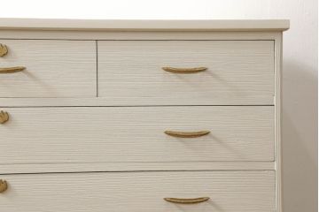 桐箪笥の下段をチェストにリメイク!ヒノキ材の天板と脚を取り付け、全体をアンティークホワイトでペイント仕上げ。上段引き戸の蝶の飾りは木枠を作製し壁掛けに。