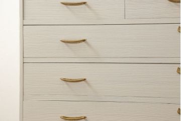 桐箪笥の下段をチェストにリメイク!ヒノキ材の天板と脚を取り付け、全体をアンティークホワイトでペイント仕上げ。上段引き戸の蝶の飾りは木枠を作製し壁掛けに。