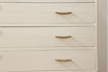 桐箪笥の下段をチェストにリメイク!ヒノキ材の天板と脚を取り付け、全体をアンティークホワイトでペイント仕上げ。上段引き戸の蝶の飾りは木枠を作製し壁掛けに。