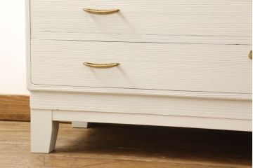 桐箪笥の下段をチェストにリメイク!ヒノキ材の天板と脚を取り付け、全体をアンティークホワイトでペイント仕上げ。上段引き戸の蝶の飾りは木枠を作製し壁掛けに。