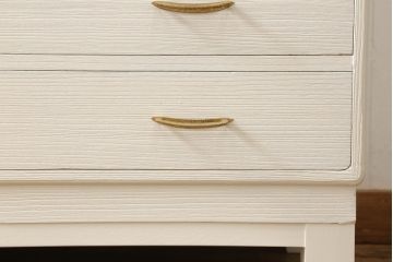 桐箪笥の下段をチェストにリメイク!ヒノキ材の天板と脚を取り付け、全体をアンティークホワイトでペイント仕上げ。上段引き戸の蝶の飾りは木枠を作製し壁掛けに。