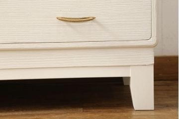 桐箪笥の下段をチェストにリメイク!ヒノキ材の天板と脚を取り付け、全体をアンティークホワイトでペイント仕上げ。上段引き戸の蝶の飾りは木枠を作製し壁掛けに。