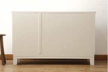 桐箪笥の下段をチェストにリメイク!ヒノキ材の天板と脚を取り付け、全体をアンティークホワイトでペイント仕上げ。上段引き戸の蝶の飾りは木枠を作製し壁掛けに。