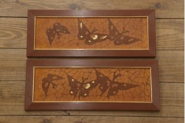 桐箪笥の下段をチェストにリメイク!ヒノキ材の天板と脚を取り付け、全体をアンティークホワイトでペイント仕上げ。上段引き戸の蝶の飾りは木枠を作製し壁掛けに。