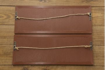 桐箪笥の下段をチェストにリメイク!ヒノキ材の天板と脚を取り付け、全体をアンティークホワイトでペイント仕上げ。上段引き戸の蝶の飾りは木枠を作製し壁掛けに。