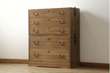 3段重ね桐箪笥の中・下段を2段重ね箪笥にリメイク!天板の強度を出すために裏から補強。元の色を基準にした木地色仕上げに。