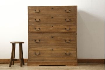 3段重ね桐箪笥の中・下段を2段重ね箪笥にリメイク!天板の強度を出すために裏から補強。元の色を基準にした木地色仕上げに。