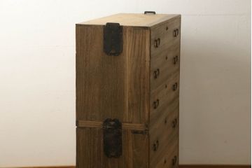 3段重ね桐箪笥の中・下段を2段重ね箪笥にリメイク!天板の強度を出すために裏から補強。元の色を基準にした木地色仕上げに。