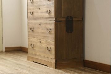 3段重ね桐箪笥の中・下段を2段重ね箪笥にリメイク!天板の強度を出すために裏から補強。元の色を基準にした木地色仕上げに。