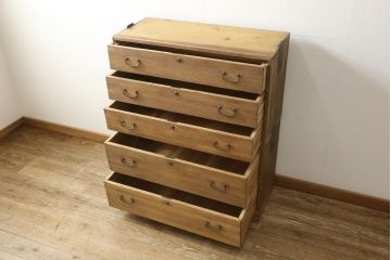 3段重ね桐箪笥の中・下段を2段重ね箪笥にリメイク!天板の強度を出すために裏から補強。元の色を基準にした木地色仕上げに。