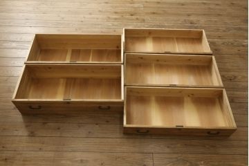 3段重ね桐箪笥の中・下段を2段重ね箪笥にリメイク!天板の強度を出すために裏から補強。元の色を基準にした木地色仕上げに。