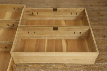 3段重ね桐箪笥の中・下段を2段重ね箪笥にリメイク!天板の強度を出すために裏から補強。元の色を基準にした木地色仕上げに。