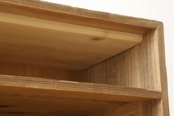 3段重ね桐箪笥の中・下段を2段重ね箪笥にリメイク!天板の強度を出すために裏から補強。元の色を基準にした木地色仕上げに。