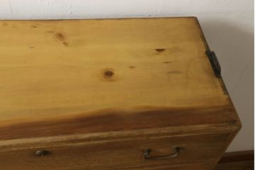 3段重ね桐箪笥の中・下段を2段重ね箪笥にリメイク!天板の強度を出すために裏から補強。元の色を基準にした木地色仕上げに。