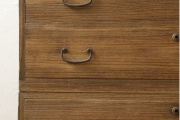 3段重ね桐箪笥の中・下段を2段重ね箪笥にリメイク!天板の強度を出すために裏から補強。元の色を基準にした木地色仕上げに。