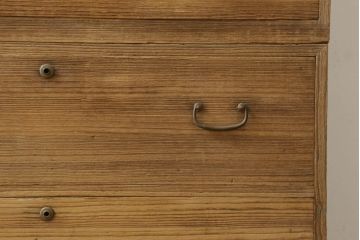 3段重ね桐箪笥の中・下段を2段重ね箪笥にリメイク!天板の強度を出すために裏から補強。元の色を基準にした木地色仕上げに。