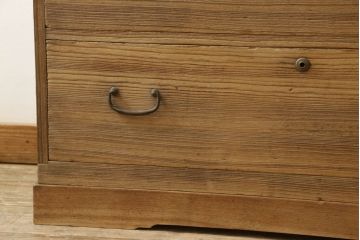 3段重ね桐箪笥の中・下段を2段重ね箪笥にリメイク!天板の強度を出すために裏から補強。元の色を基準にした木地色仕上げに。