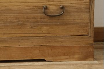 3段重ね桐箪笥の中・下段を2段重ね箪笥にリメイク!天板の強度を出すために裏から補強。元の色を基準にした木地色仕上げに。