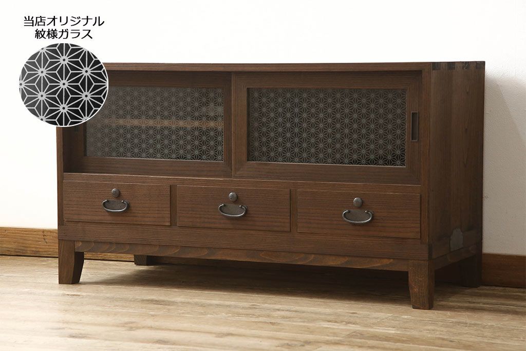 3段重ね桐箪笥をローボードと2段重ね箪笥にリメイク!上段は引き戸に麻の葉模様のガラスをはめ込み、引手を交換。脚を取り付けてオーク系で着色し、ローボードに。中段・下段は重ねても別々でも使える重ね箪笥に。中段の仕切りを棚板として使えるよう補強し、木地色仕上げに。