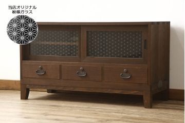 3段重ね桐箪笥をローボードと2段重ね箪笥にリメイク!上段は引き戸に麻の葉模様のガラスをはめ込み、引手を交換。脚を取り付けてオーク系で着色し、ローボードに。中段・下段は重ねても別々でも使える重ね箪笥に。中段の仕切りを棚板として使えるよう補強し、木地色仕上げに。