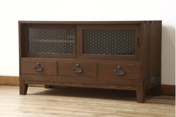 3段重ね桐箪笥をローボードと2段重ね箪笥にリメイク!上段は引き戸に麻の葉模様のガラスをはめ込み、引手を交換。脚を取り付けてオーク系で着色し、ローボードに。中段・下段は重ねても別々でも使える重ね箪笥に。中段の仕切りを棚板として使えるよう補強し、木地色仕上げに。