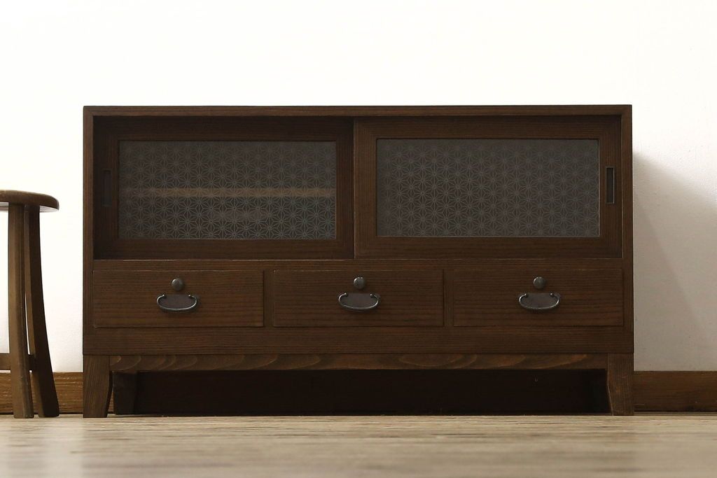 3段重ね桐箪笥をローボードと2段重ね箪笥にリメイク!上段は引き戸に麻の葉模様のガラスをはめ込み、引手を交換。脚を取り付けてオーク系で着色し、ローボードに。中段・下段は重ねても別々でも使える重ね箪笥に。中段の仕切りを棚板として使えるよう補強し、木地色仕上げに。