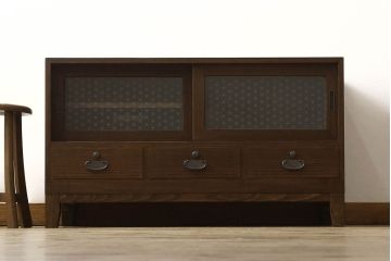 3段重ね桐箪笥をローボードと2段重ね箪笥にリメイク!上段は引き戸に麻の葉模様のガラスをはめ込み、引手を交換。脚を取り付けてオーク系で着色し、ローボードに。中段・下段は重ねても別々でも使える重ね箪笥に。中段の仕切りを棚板として使えるよう補強し、木地色仕上げに。