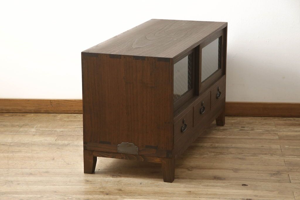 3段重ね桐箪笥をローボードと2段重ね箪笥にリメイク!上段は引き戸に麻の葉模様のガラスをはめ込み、引手を交換。脚を取り付けてオーク系で着色し、ローボードに。中段・下段は重ねても別々でも使える重ね箪笥に。中段の仕切りを棚板として使えるよう補強し、木地色仕上げに。