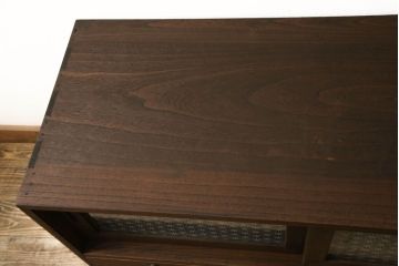 3段重ね桐箪笥をローボードと2段重ね箪笥にリメイク!上段は引き戸に麻の葉模様のガラスをはめ込み、引手を交換。脚を取り付けてオーク系で着色し、ローボードに。中段・下段は重ねても別々でも使える重ね箪笥に。中段の仕切りを棚板として使えるよう補強し、木地色仕上げに。