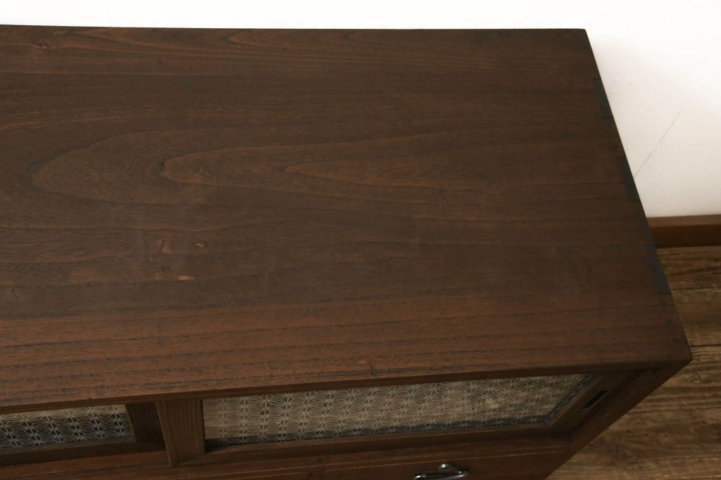 3段重ね桐箪笥をローボードと2段重ね箪笥にリメイク!上段は引き戸に麻の葉模様のガラスをはめ込み、引手を交換。脚を取り付けてオーク系で着色し、ローボードに。中段・下段は重ねても別々でも使える重ね箪笥に。中段の仕切りを棚板として使えるよう補強し、木地色仕上げに。