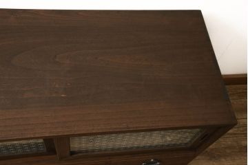 3段重ね桐箪笥をローボードと2段重ね箪笥にリメイク!上段は引き戸に麻の葉模様のガラスをはめ込み、引手を交換。脚を取り付けてオーク系で着色し、ローボードに。中段・下段は重ねても別々でも使える重ね箪笥に。中段の仕切りを棚板として使えるよう補強し、木地色仕上げに。