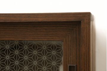 3段重ね桐箪笥をローボードと2段重ね箪笥にリメイク!上段は引き戸に麻の葉模様のガラスをはめ込み、引手を交換。脚を取り付けてオーク系で着色し、ローボードに。中段・下段は重ねても別々でも使える重ね箪笥に。中段の仕切りを棚板として使えるよう補強し、木地色仕上げに。