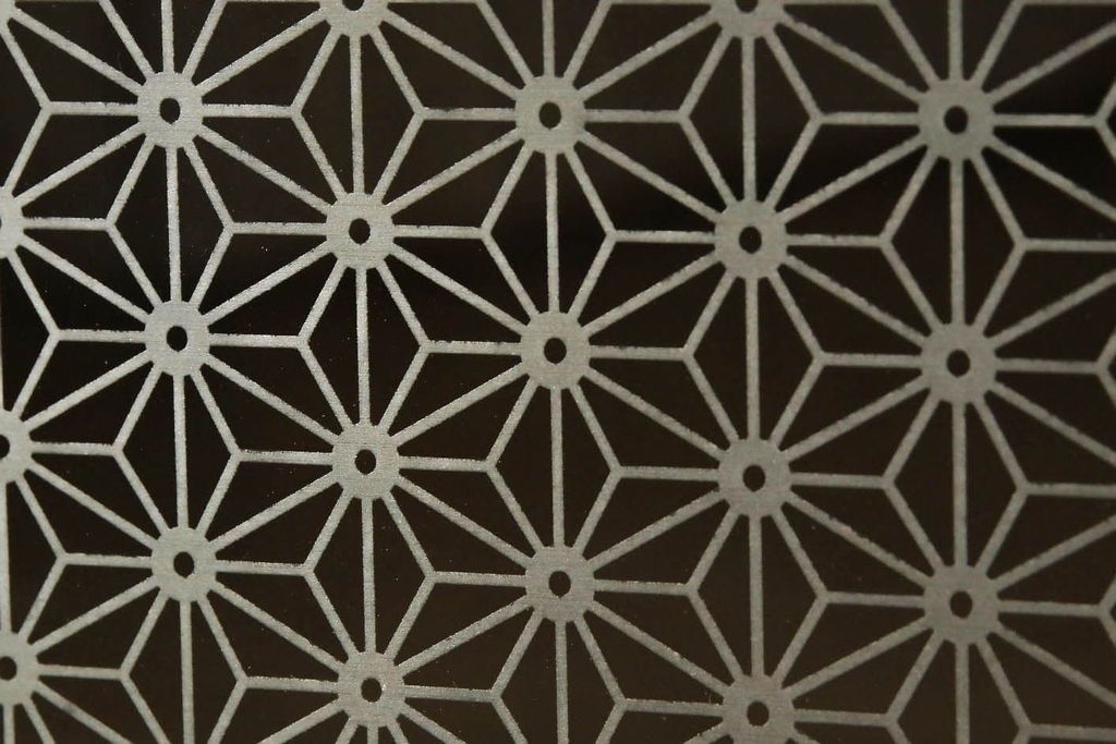 3段重ね桐箪笥をローボードと2段重ね箪笥にリメイク!上段は引き戸に麻の葉模様のガラスをはめ込み、引手を交換。脚を取り付けてオーク系で着色し、ローボードに。中段・下段は重ねても別々でも使える重ね箪笥に。中段の仕切りを棚板として使えるよう補強し、木地色仕上げに。