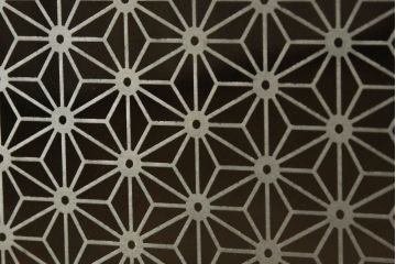 3段重ね桐箪笥をローボードと2段重ね箪笥にリメイク!上段は引き戸に麻の葉模様のガラスをはめ込み、引手を交換。脚を取り付けてオーク系で着色し、ローボードに。中段・下段は重ねても別々でも使える重ね箪笥に。中段の仕切りを棚板として使えるよう補強し、木地色仕上げに。