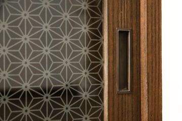 3段重ね桐箪笥をローボードと2段重ね箪笥にリメイク!上段は引き戸に麻の葉模様のガラスをはめ込み、引手を交換。脚を取り付けてオーク系で着色し、ローボードに。中段・下段は重ねても別々でも使える重ね箪笥に。中段の仕切りを棚板として使えるよう補強し、木地色仕上げに。