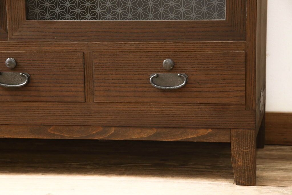 3段重ね桐箪笥をローボードと2段重ね箪笥にリメイク!上段は引き戸に麻の葉模様のガラスをはめ込み、引手を交換。脚を取り付けてオーク系で着色し、ローボードに。中段・下段は重ねても別々でも使える重ね箪笥に。中段の仕切りを棚板として使えるよう補強し、木地色仕上げに。