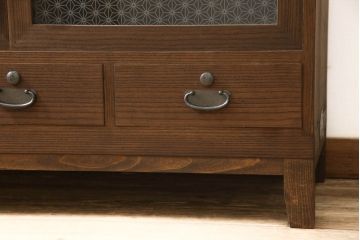 3段重ね桐箪笥をローボードと2段重ね箪笥にリメイク!上段は引き戸に麻の葉模様のガラスをはめ込み、引手を交換。脚を取り付けてオーク系で着色し、ローボードに。中段・下段は重ねても別々でも使える重ね箪笥に。中段の仕切りを棚板として使えるよう補強し、木地色仕上げに。